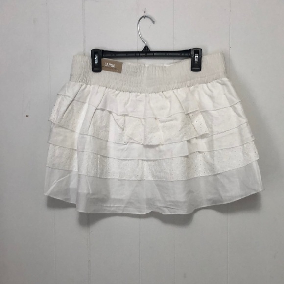 ⭐️ White Ruffle Skirt - Picture 2 of 7